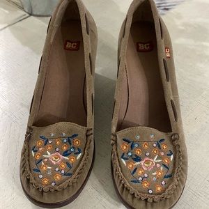 BC Footwear Women's Suede Wedge Shoe  Size  7.5 Good Condition